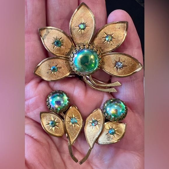 Vintage 1920’s Gold and Iridescent Green Floral Brooch Set - Picture 3 of 11